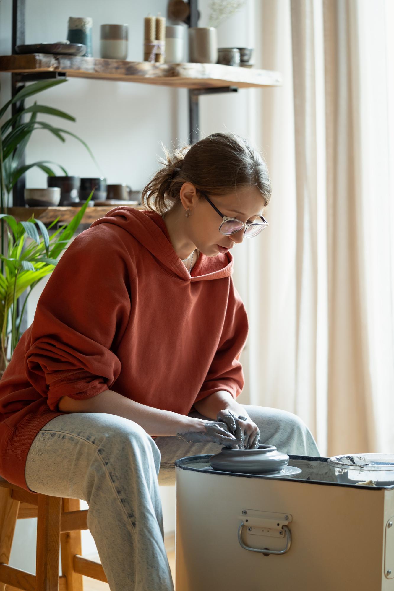 Studente che lavora a un ricamo